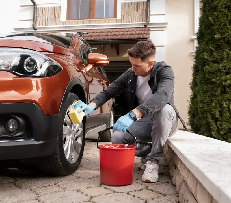 Lavage auto à domicile Poisieux : professionnel intervenant sur un véhicule